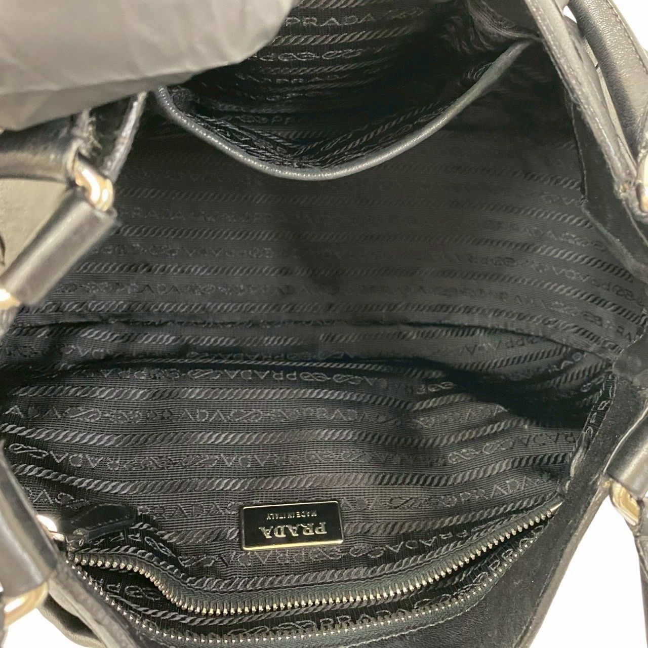 極美品・希少 PRADA プラダ クラッチバッグ ギャザー レザー ロゴ金具 極美品・希少 PRADA プラダ クラッチバッグ ギャザー レザー