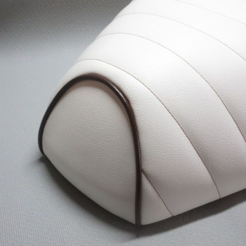 AF27.AF28ディオ用カスタムシート　茶色/白（タックロール） Amazon | スーパーディオ シート スーパーDio AF27 スーパー