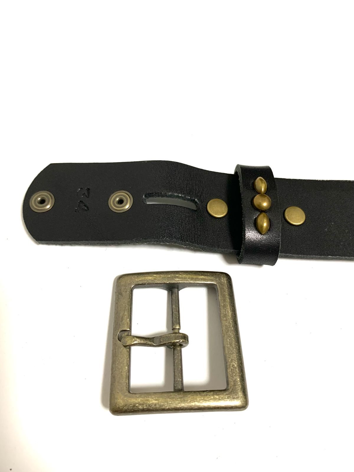 栃木レザー フラワー型スタッズベルト 黒 ターコイズスポッツ