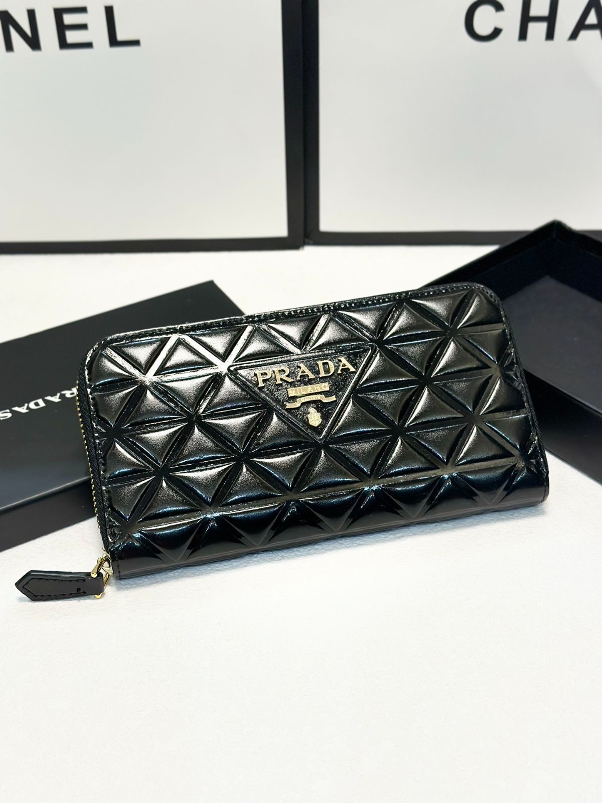 今日特価】PRADA プラダ ブラック シングルジッパー クラッチ