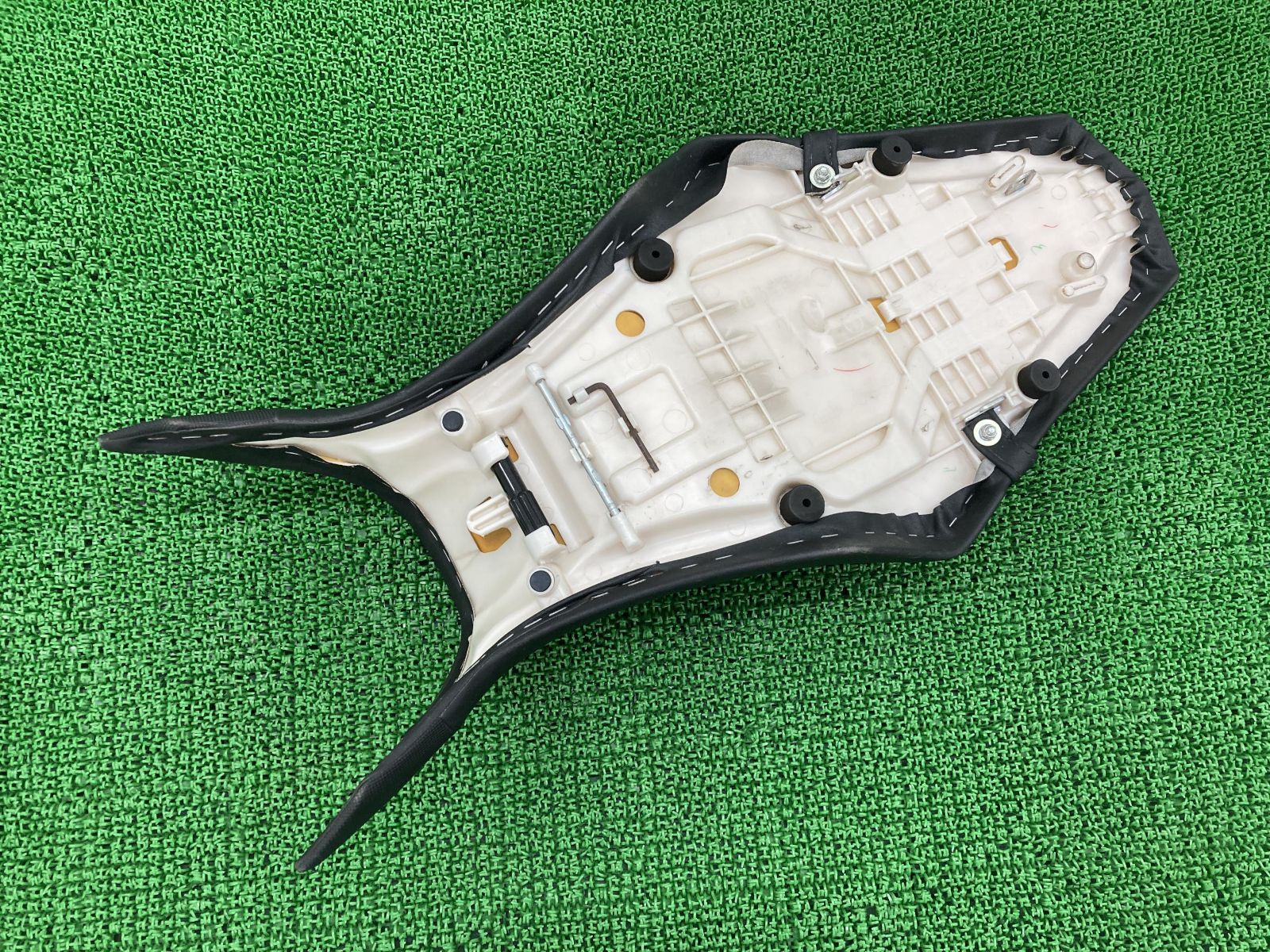 MT-09 シート 1RC-00D ヤマハ 純正 中古 バイク 部品 RN34J ノーマルシート バンド 品薄 希少品 車検 Genuine