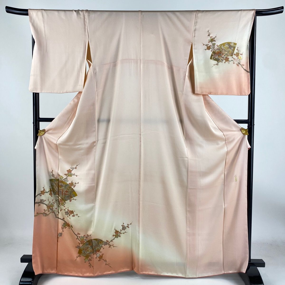 100ビジュ 缶バッジ 夜刀神狗朗 クロ 御芍神紫 04 K 御芍神紫