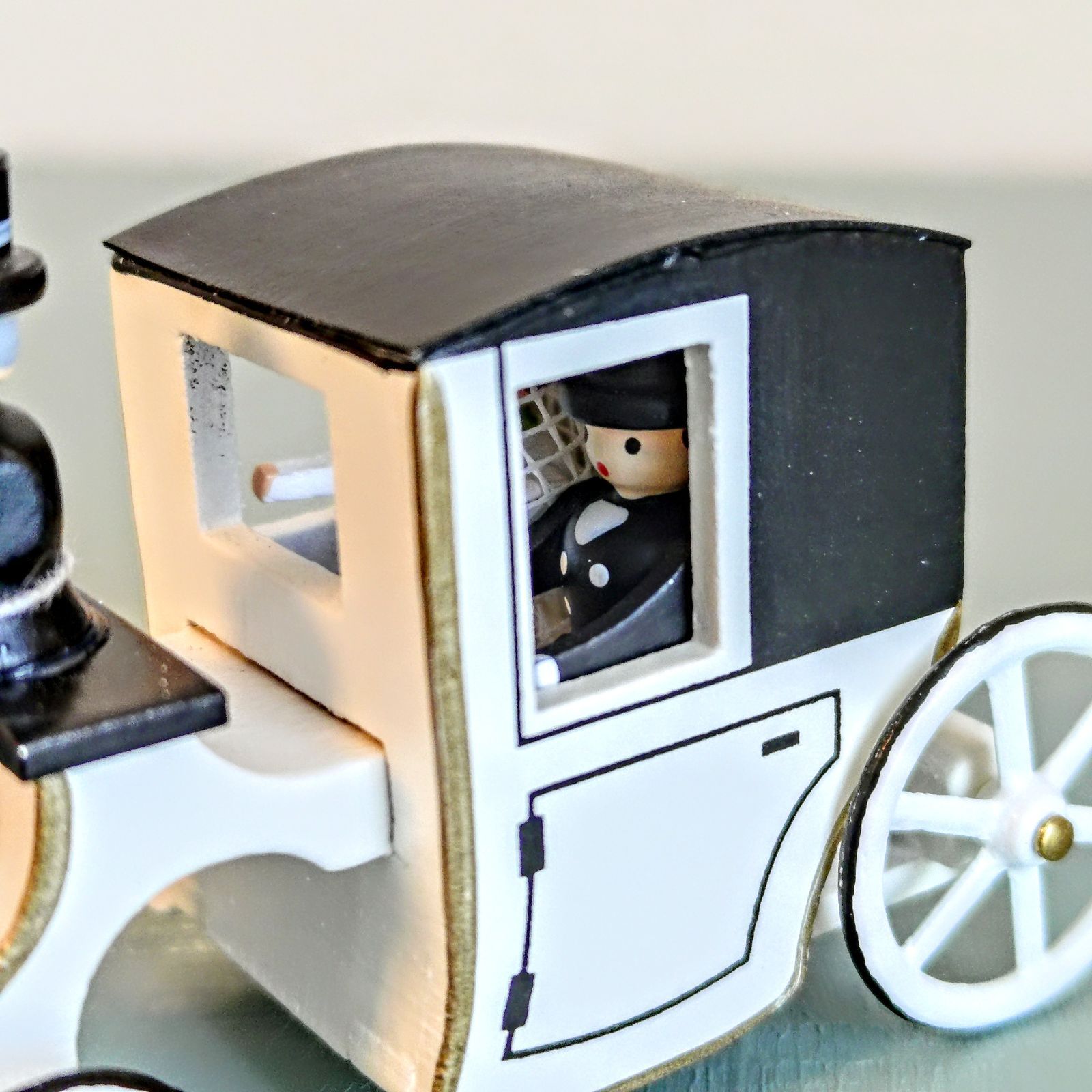 ミニチュア 馬車の中の花嫁たち ドイツ工芸品 木製 ドイツ雑貨 木製 