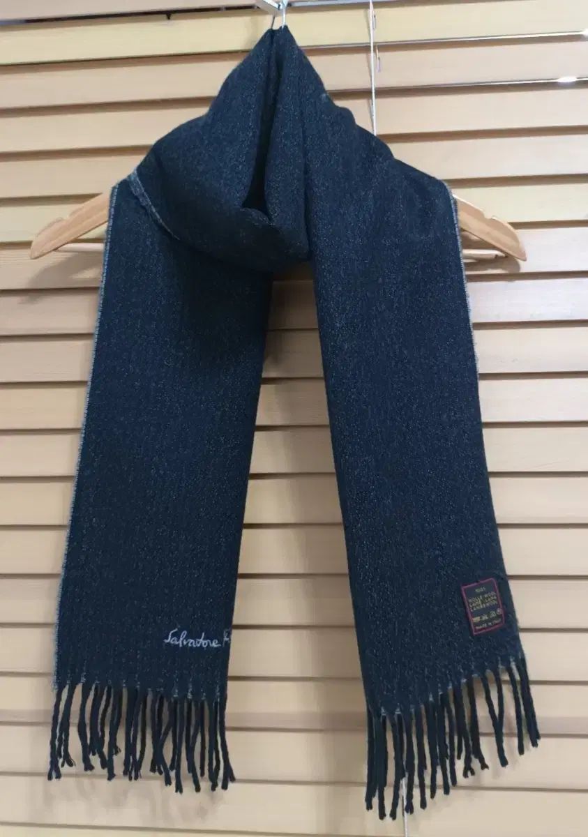 Ferragamo フェラガモ ロゴ入り シルク マフラー Salvatore Ferragamo