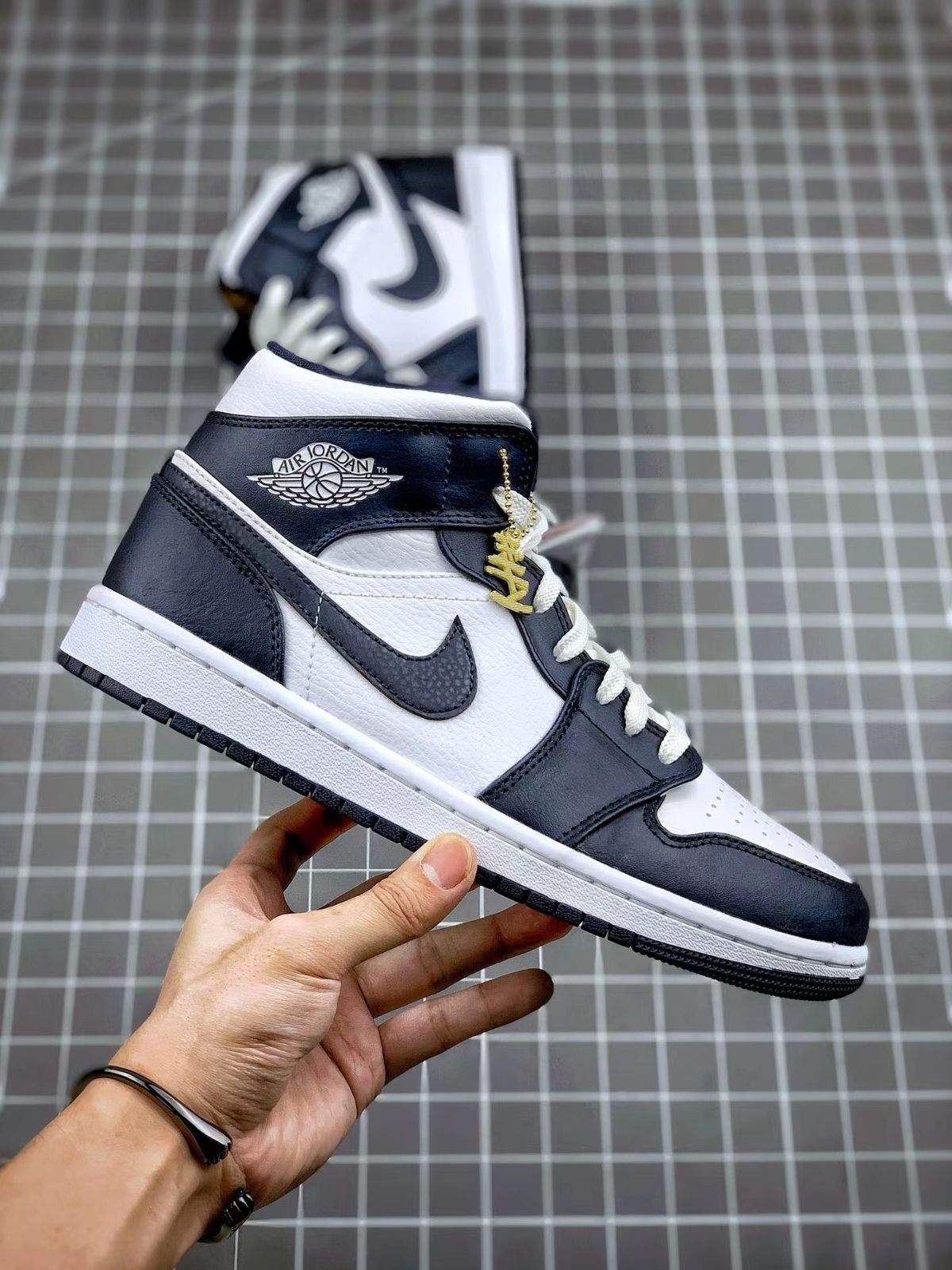 Air Jordan 1 Mid 'Obsidian' 554724-174