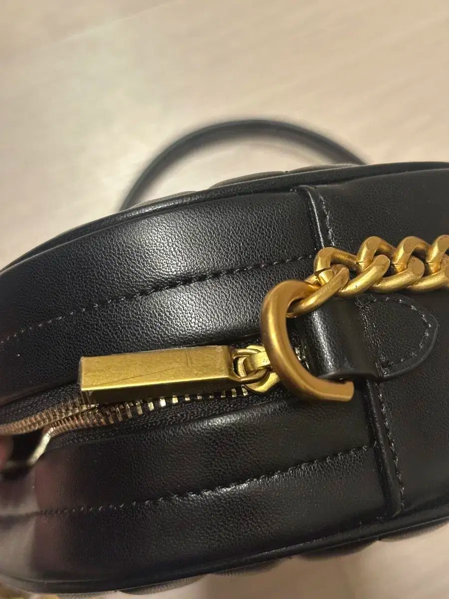 Tory Burch トリーバーチ キラ シェブロン カメラバッグ