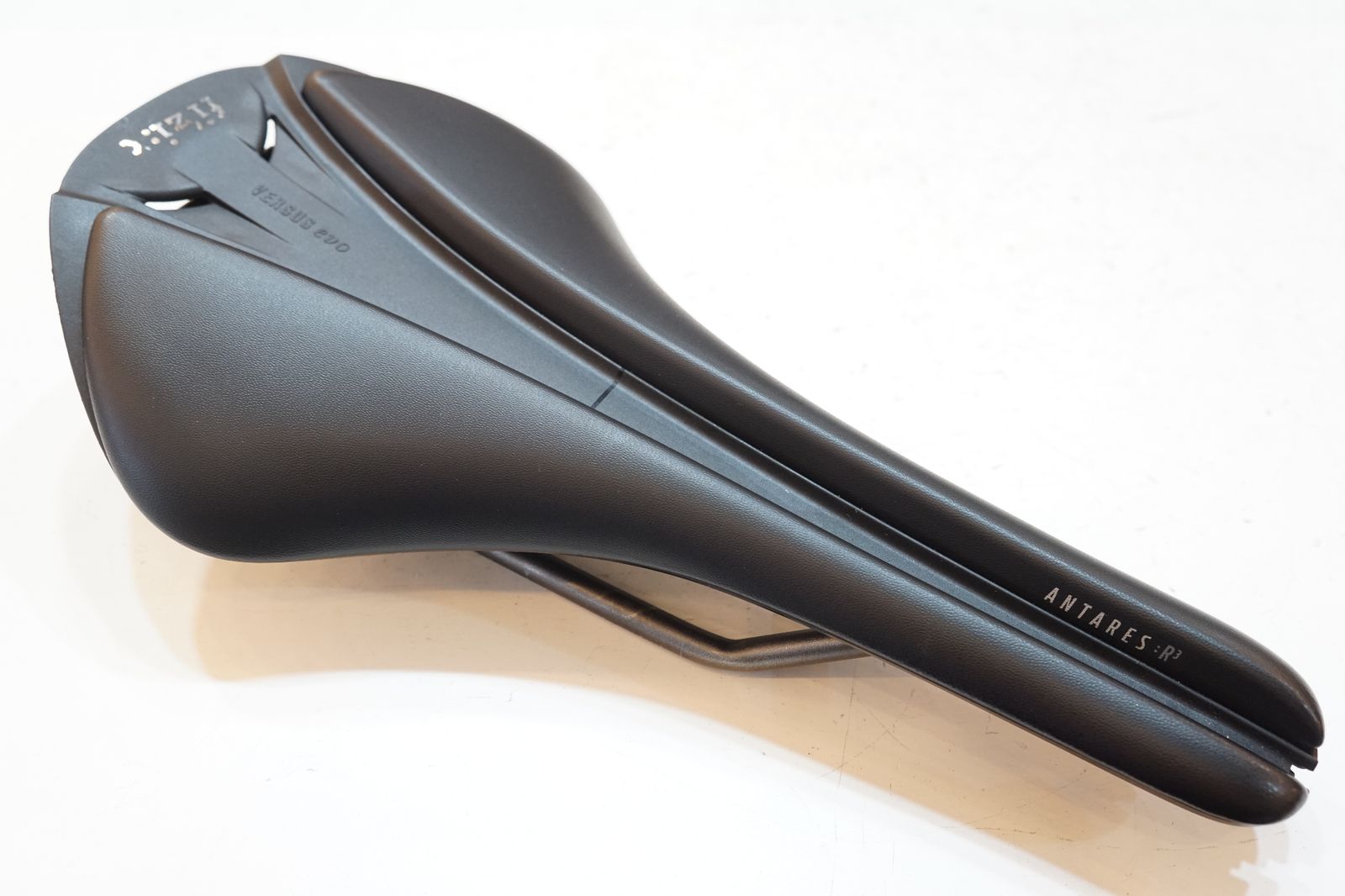 FIZIK フィジーク ANTARES R3 VERSUS EVO サドル| バイチャリ浦和ベース