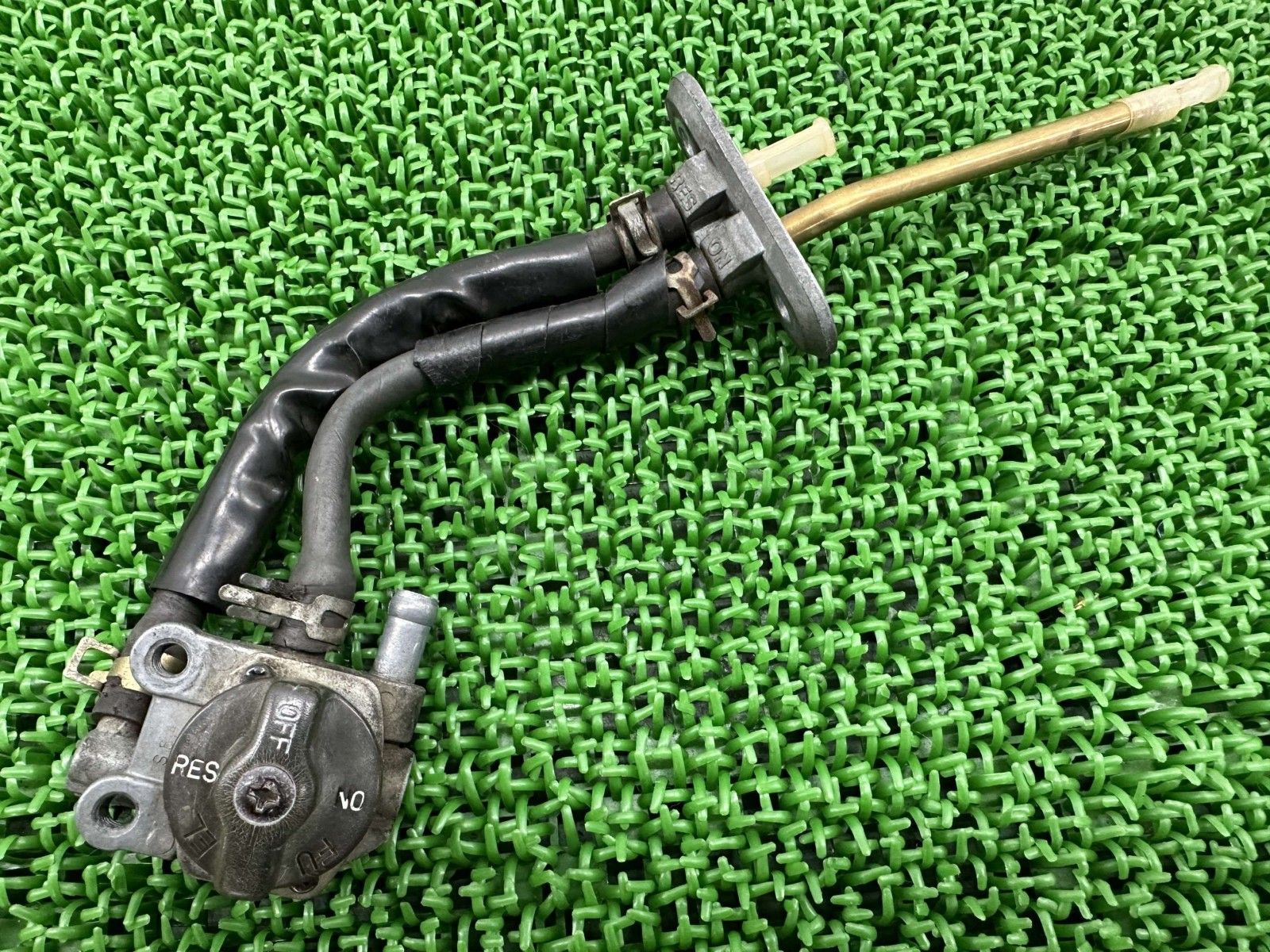 RF900R フューエルコック スズキ 純正 バイク 部品 GT73E RF900RR ガソリンコック 燃料コック 固着なし 割れ欠け無し Np