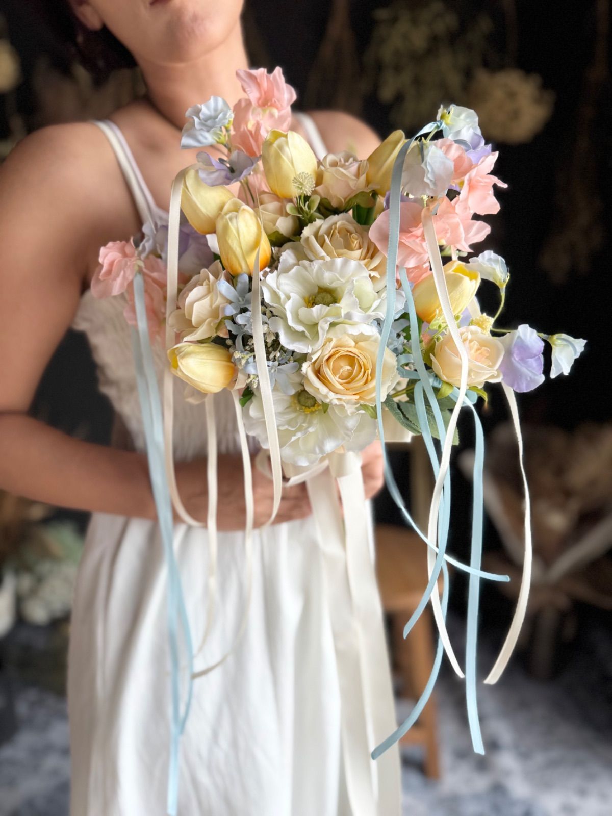 白アネモネ×サーモンピンク×水色クラッチブーケ