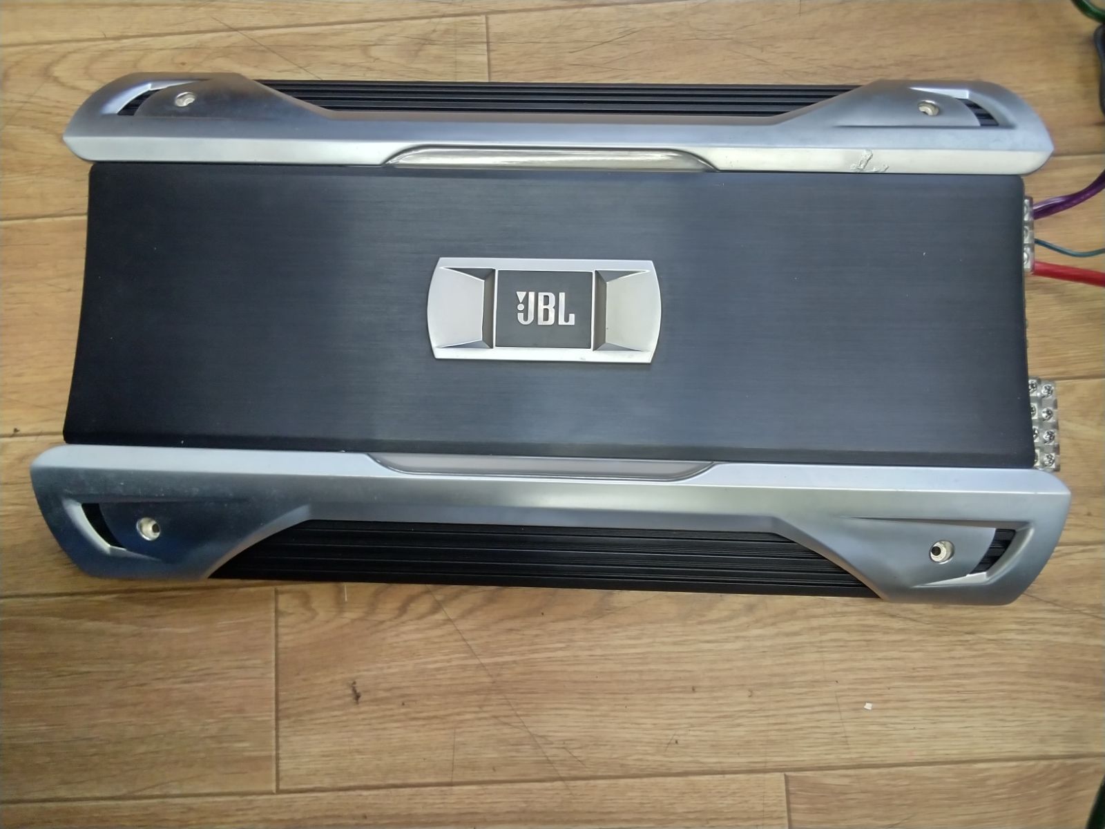 JBL GTO-1001EZ　パワーアンプ　サブウーファー用　外向き JBL GTO-1001EZカーオディオパワーアンプサブウーファー用