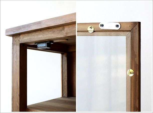 ガラスキャビネット おしゃれ 収納 シェルフ シャビー 飾り棚 キッチン コンパクト 食器棚 ナチュラル 扉付き収納 ディスプレイラック レトロなウッドのキッチンキャビネット MARWIL-DEMENAGEMENTS_CH