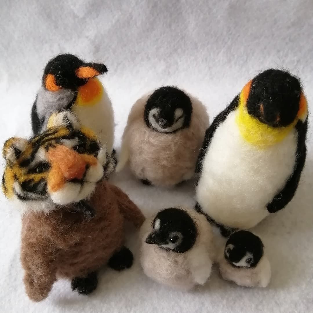羊毛フェルトキングペンギン親子とコウテイペンギン親子と寅帽子セット