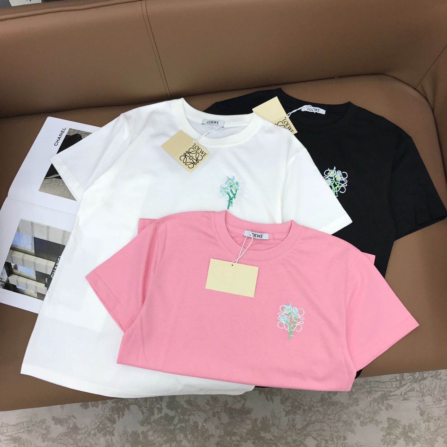 今日 Loewe 刺繍花束微辺 丸首ショートスリーブ T シャツ