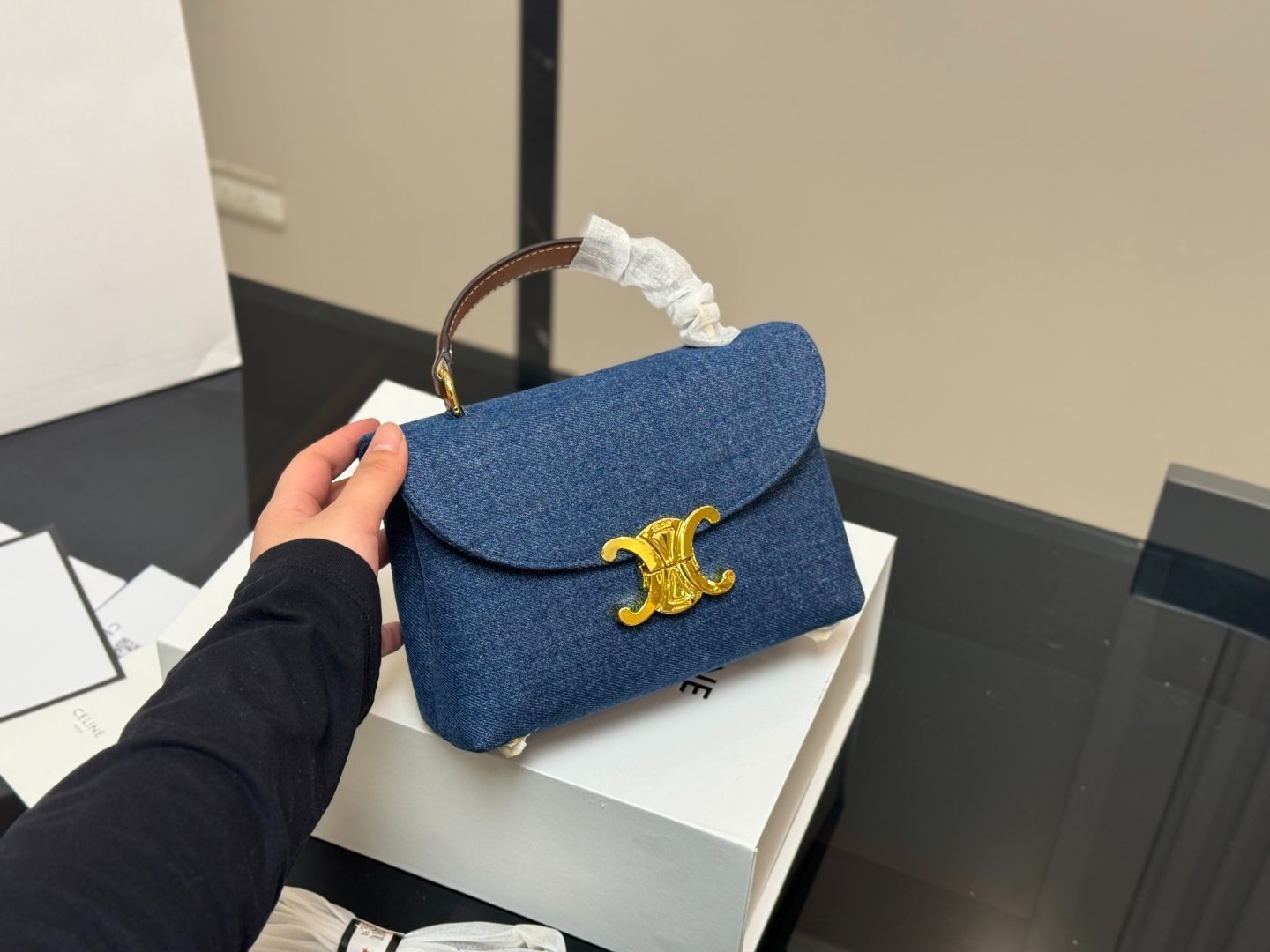 CELINE ボックスとカード、バック袋付き CELINE ☆ フラップ付きカードホルダー / カーフスキン (CELINE