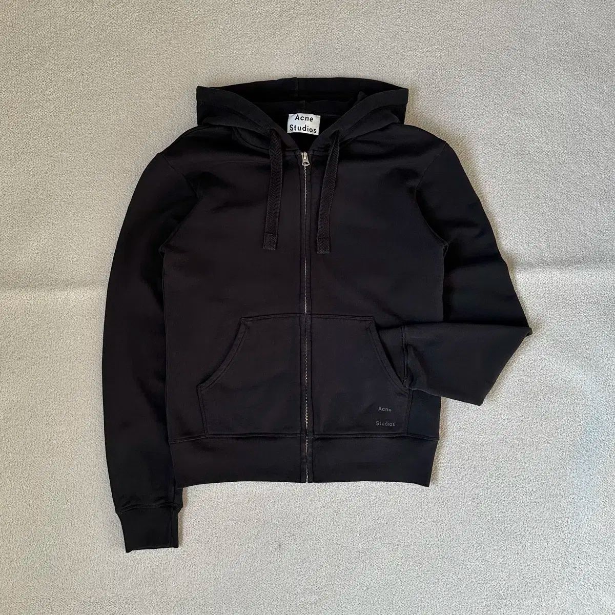 Acne Studios ブラック フード付きパーカー ACNE] LOGO HOODED SWEATER バックロゴフーディ ブラック (Acne