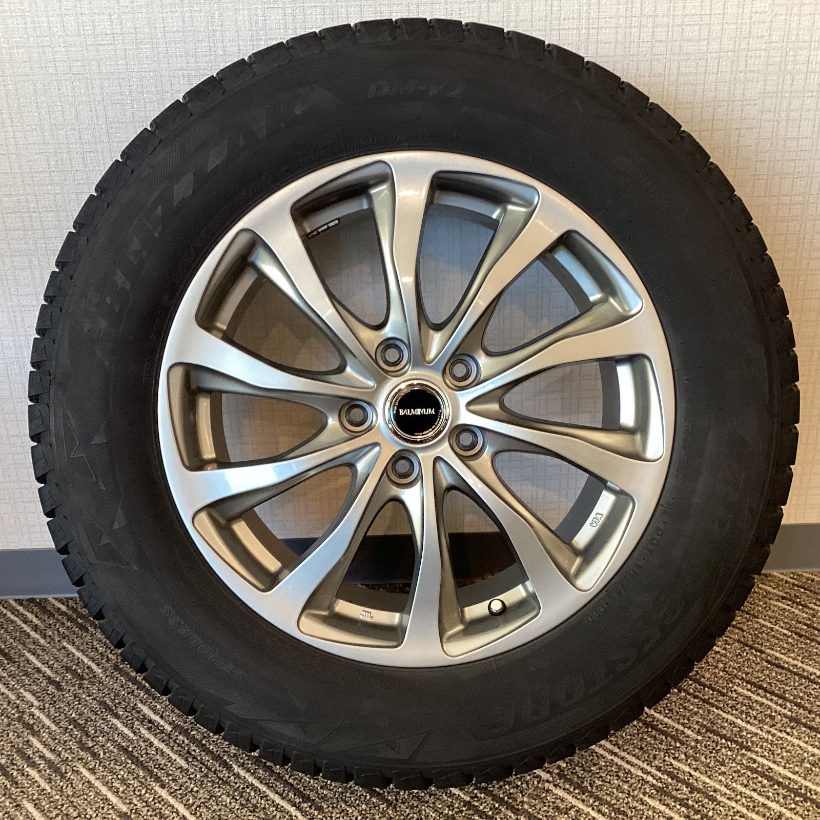 BALMINUM TR10 17インチ ７．０J ＋３８ PCD１１４．３ ５H ２２５/６５R１７ スタッドレスタイヤ付き ハリアー NX ラブ４等  - メルカリ