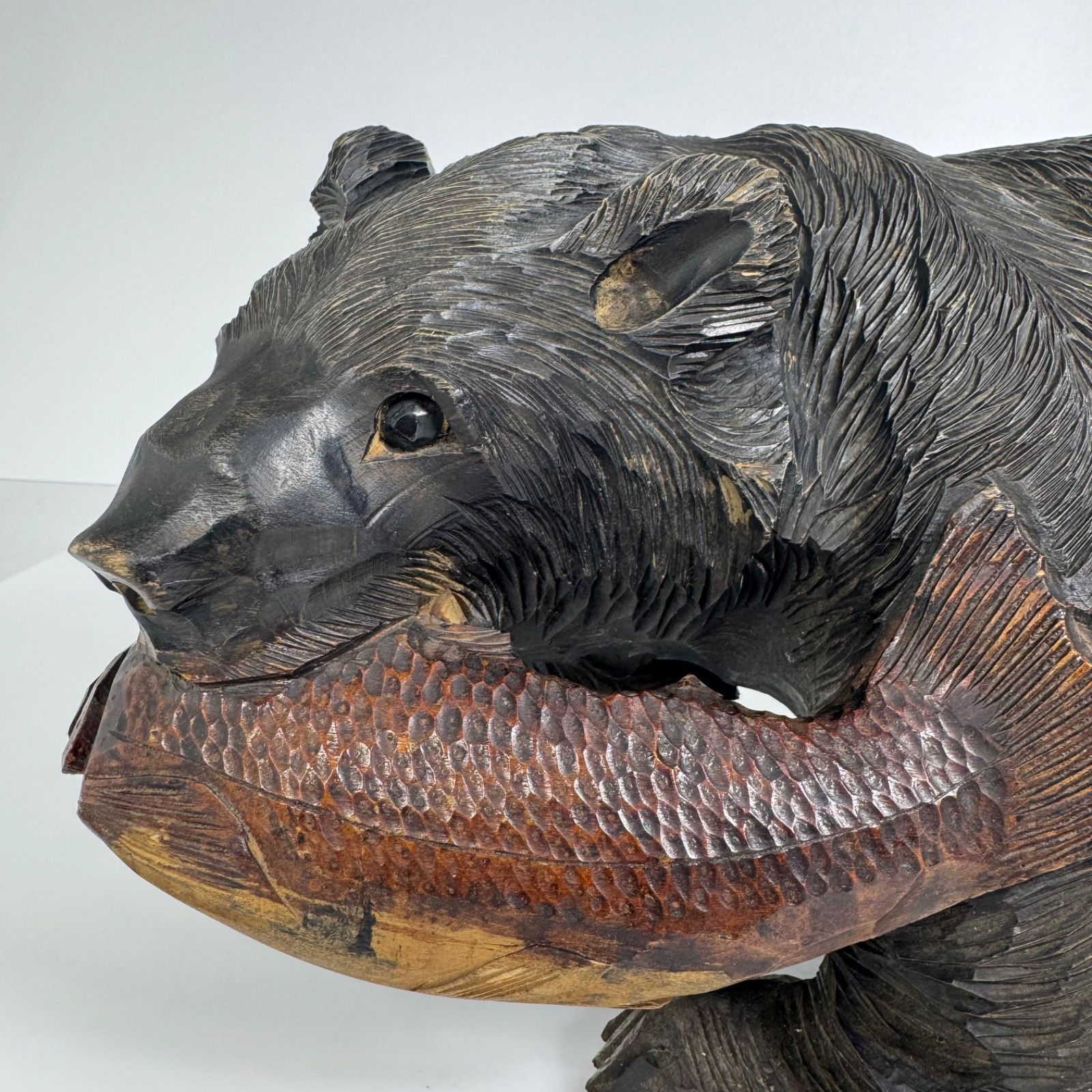 北海道伝統工芸 木彫りの熊 鮭くわえ彫刻 作家銘あり 彫刻アート