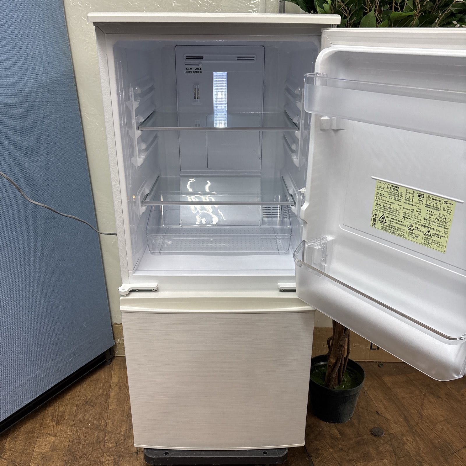 I704 🌈 SHARP 冷蔵庫 (137L) 2ドア ⭐ 動作確認済 ⭐ クリーニング済