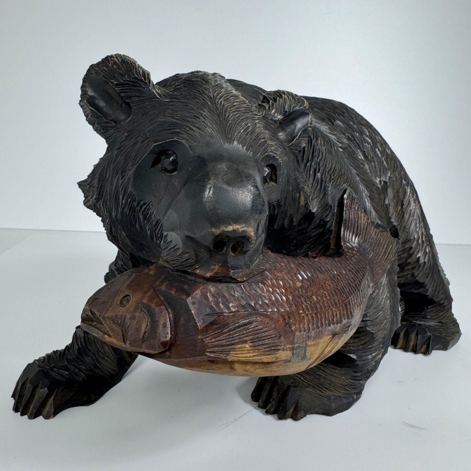 北海道伝統工芸 木彫りの熊 鮭くわえ彫刻 作家銘あり 彫刻アート