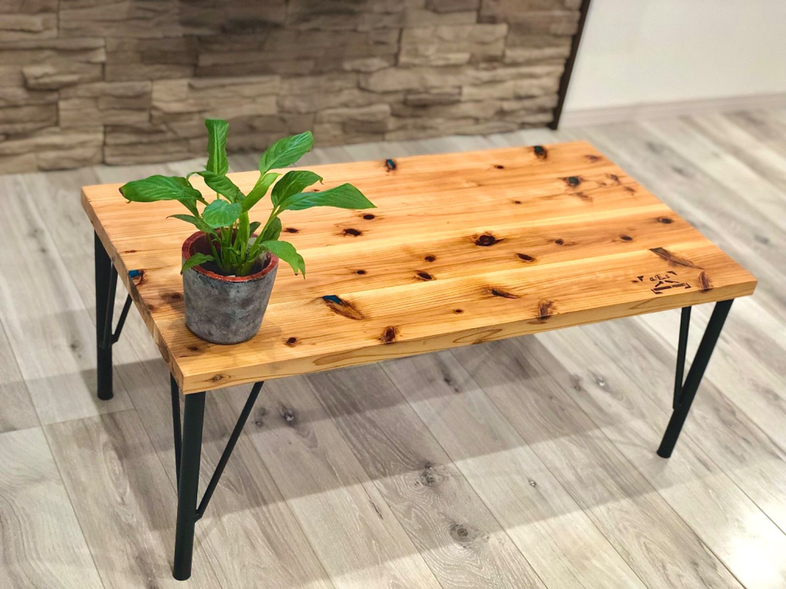 カフェテーブル 杉板 ニス仕上げ