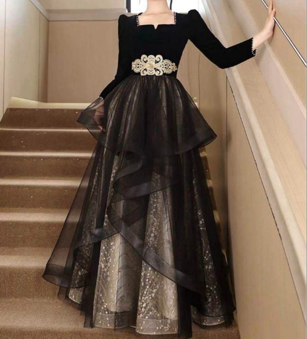 ゴールドのデザインにスカートのフリルがゴージャスなドレス ゴールドのデザインがゴージャスなフリルスカートのロングドレス