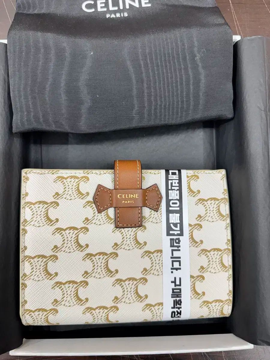 Celine(セリーヌ) ミディアム ストラップ 財布 10B642DB7 01TA - メルカリ 