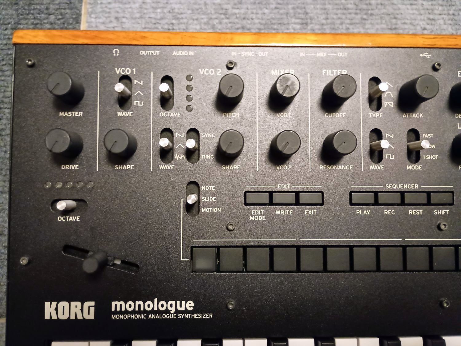 完動 Korg Monologue Black WWW_OLIVIERBERNSTEIN_COM