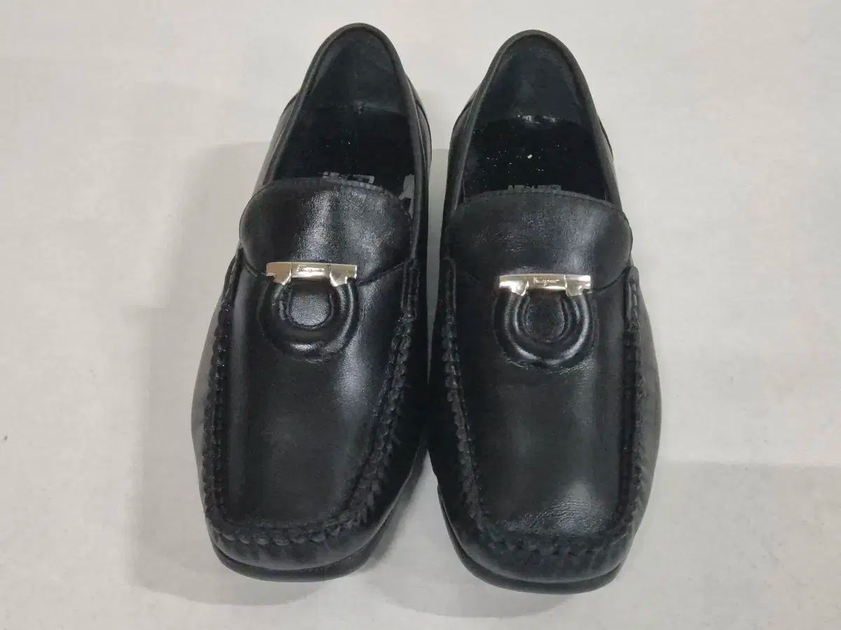 FERRAGAMO フェラガモ ブラック ガンチーニ ローファー 40|260