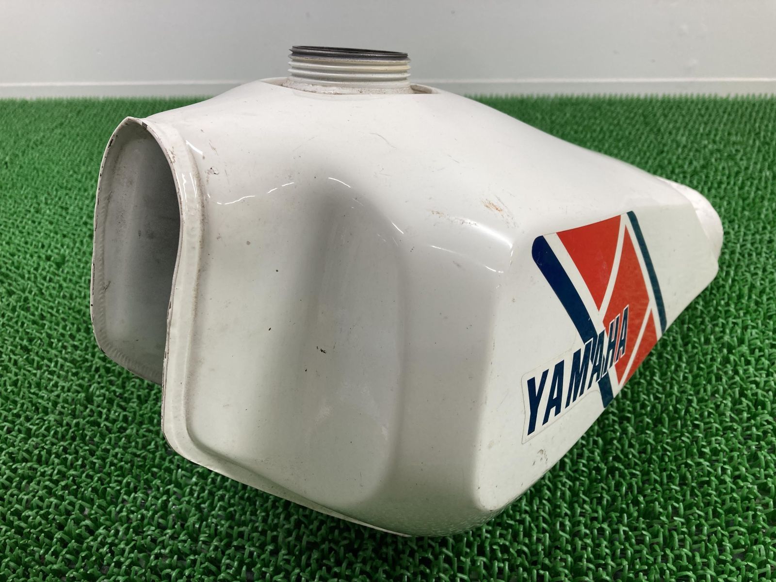 TY250Sスコティッシュ タンク 白 53Y-002*** ヤマハ 純正 中古 53Y-002 SCOTTISH フューエルタンク 燃料タンク コケキズ無し 品薄