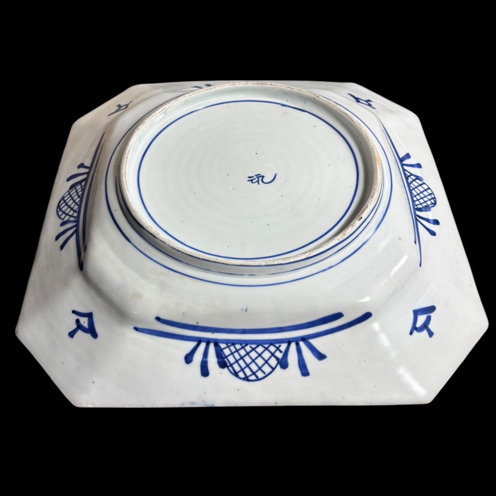 美品　古伊万里　陶器　年代物　盛り皿　角皿　八角絵皿　丁寧に描かれた絵柄が素敵な 古伊万里 八角絵皿 [竹草花風景図] 染付 年代物 大皿 角皿 平皿