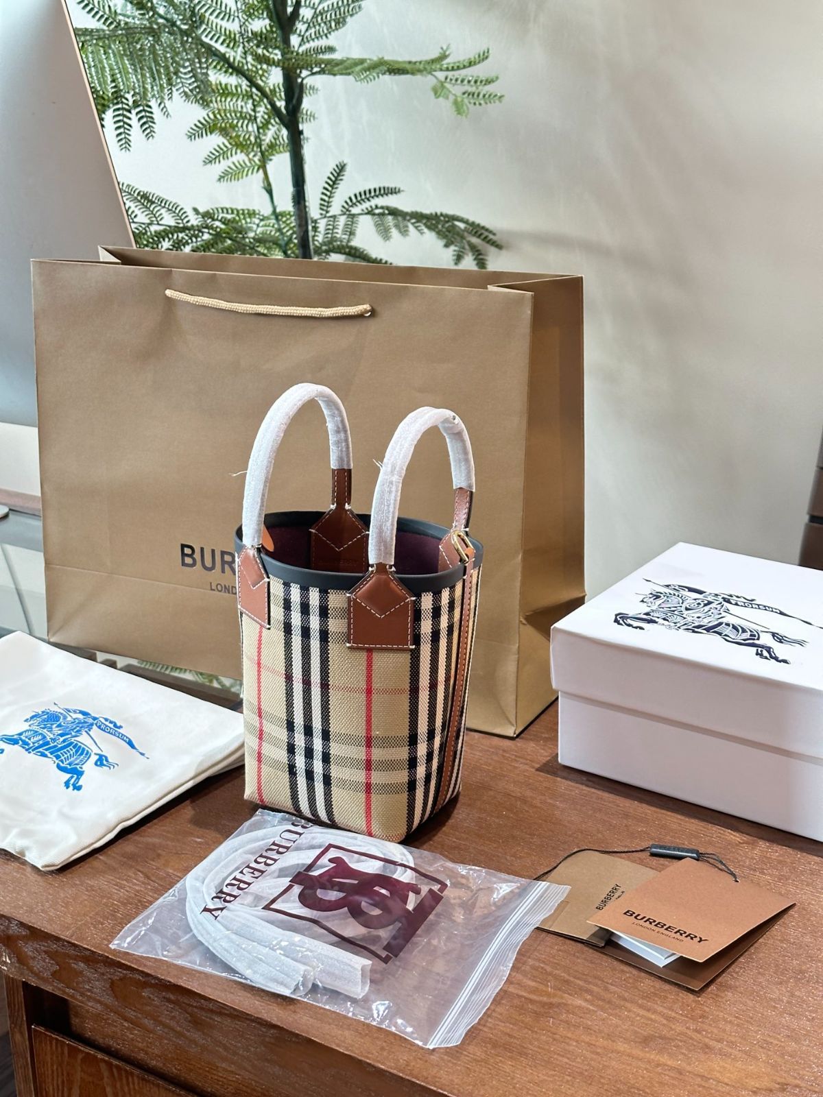 BURBERRY バーバリー ミニ ロンドン トートバック 楽天市場】BURBERRY バーバリー ショルダーバッグ LS MN LONDON