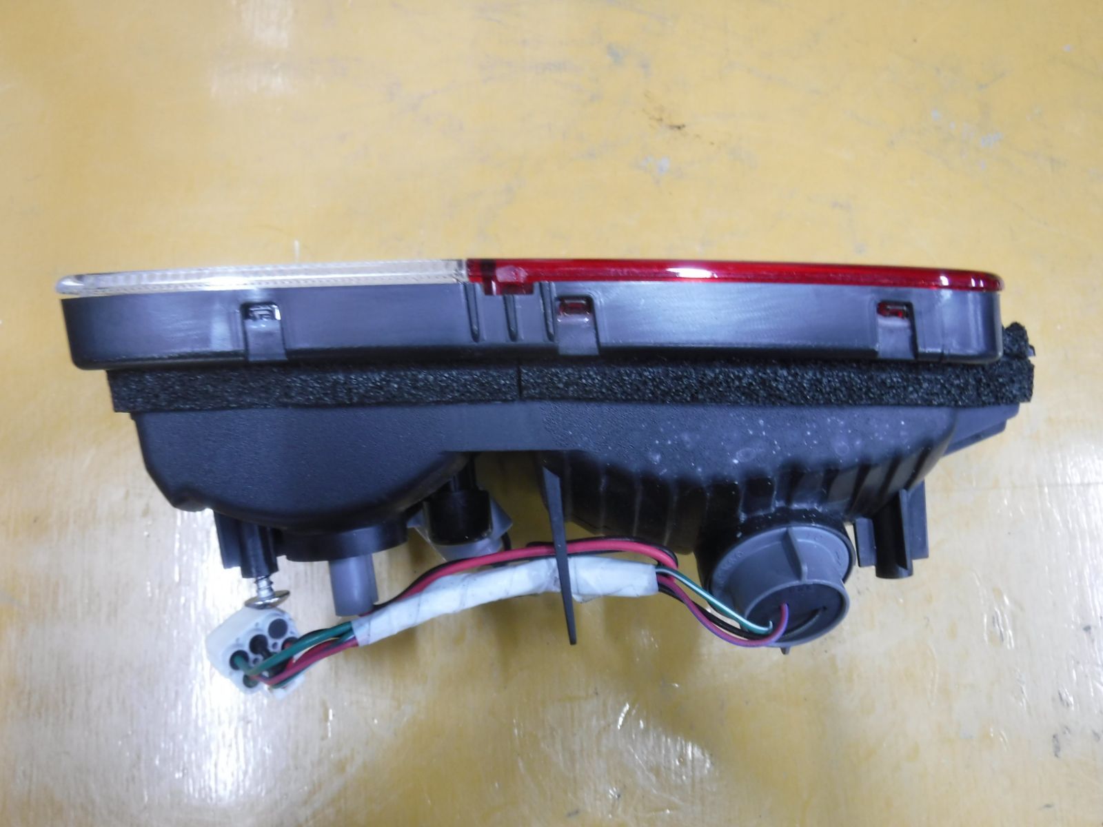 右テールランプ・テールレンズ ASSY純正 バルブ入り ハーネス付