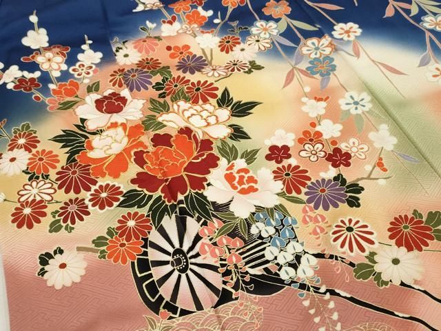 豪華　振袖　宝尽くしに捻り梅などの花文様　金駒刺繍　正絹　赤紫色系 豪華 振袖 宝尽くしに捻り梅などの花文様 金駒刺繍 正絹 赤紫色