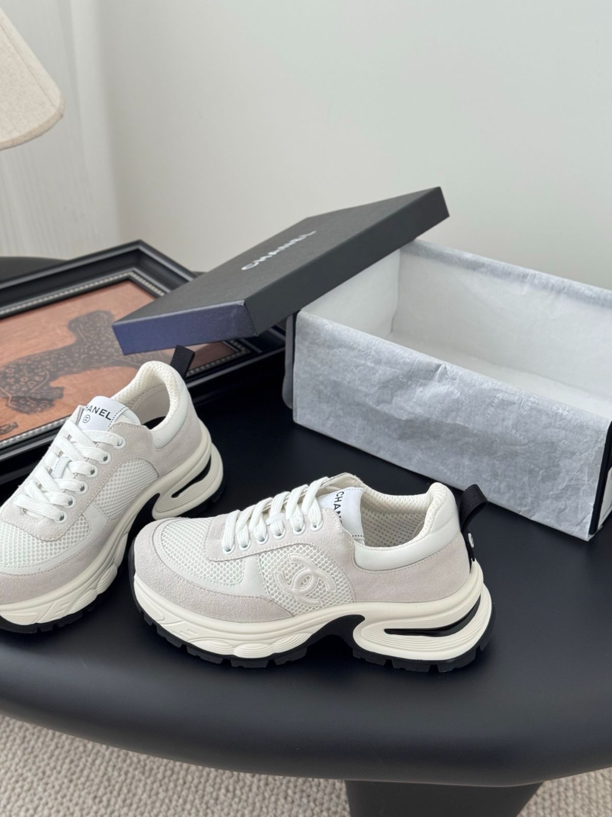 【新作】CHANEL 25C 大人カジュアル♪ CCロゴ スニーカー 人気【CHANEL】モノトーン シャネルスニーカー CCマーク (CHANEL