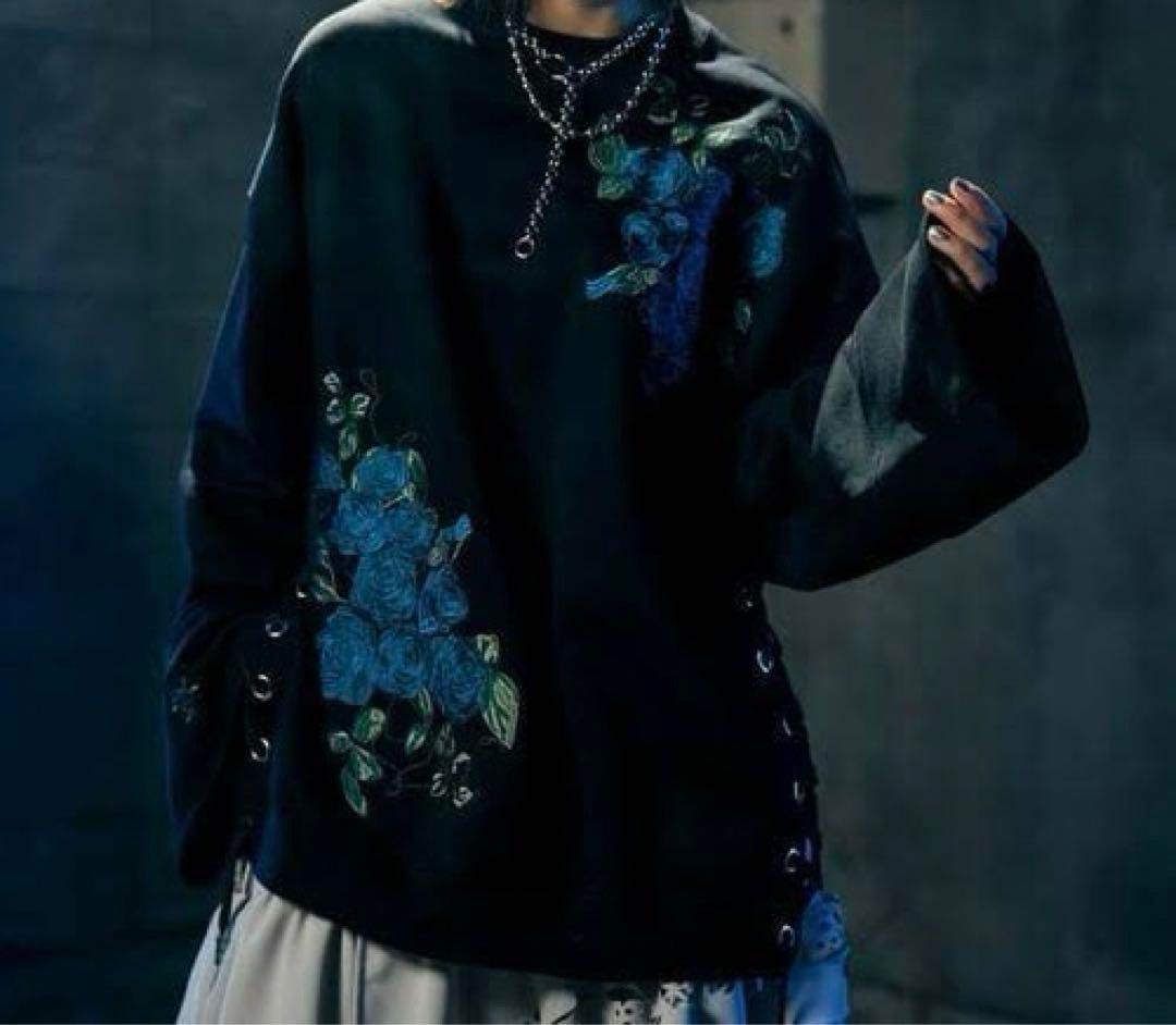 【Ado×HARE/UNISEX】サイドレースアップローズ刺繍スウェット Ado×HARE】サイドレースアップローズシシュウスウェット ブルー サイズ
