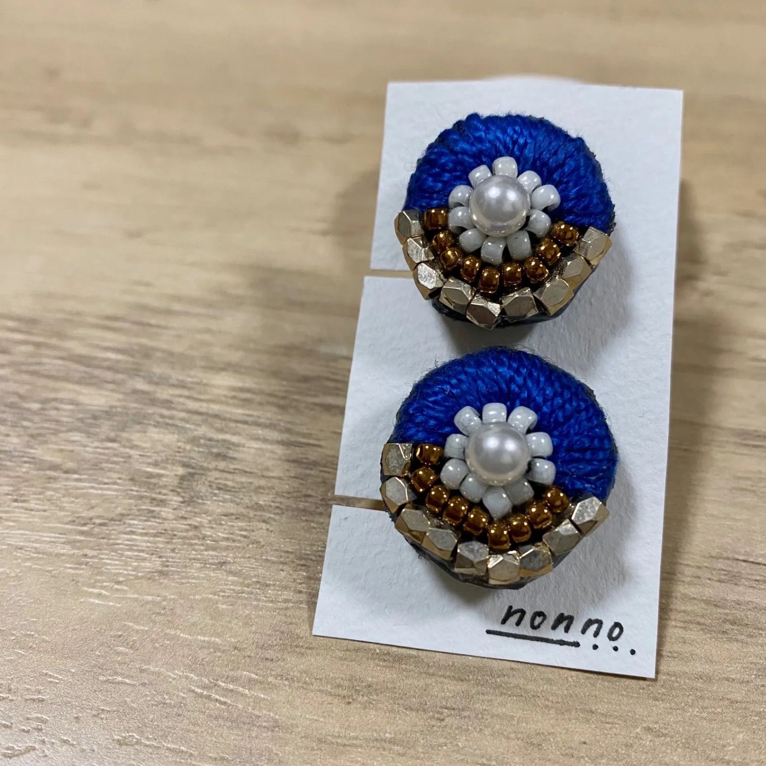 ハンドメイド 刺繍 ビーズアクセサリー イヤリング ゴールド - メルカリ