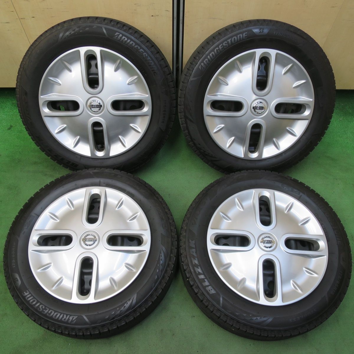 キレイ 21年 日産 キューブ 純正 スチール 175 65R15 スタッドレス ブリヂストン ブリザック VRX3 15インチ PCD100 4H 5092606イス