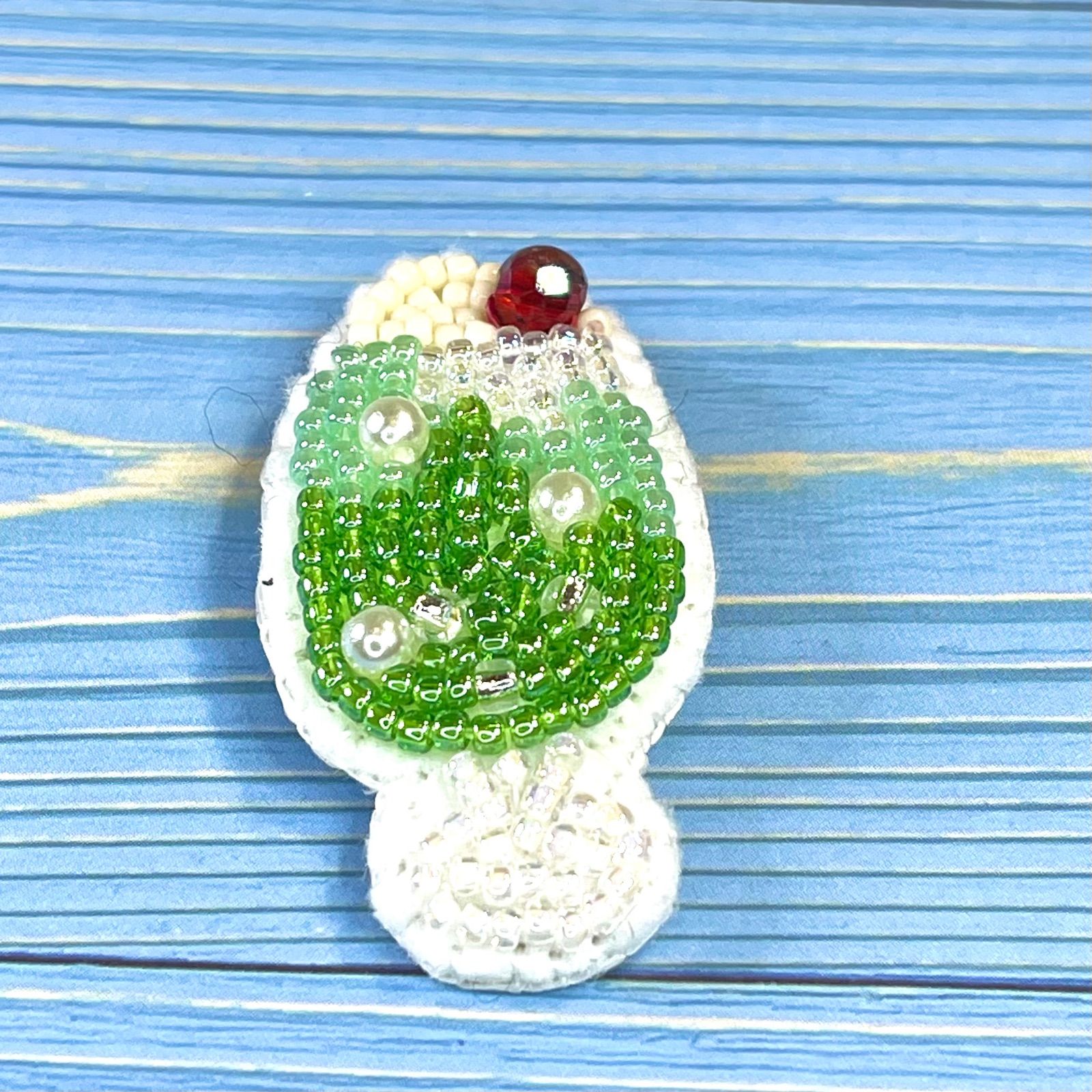クリームソーダのビーズ刺繍ブローチ - メルカリ