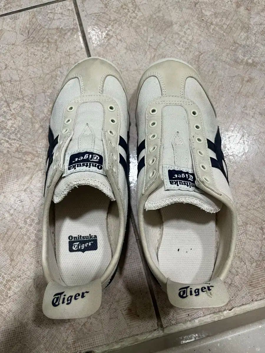 オニツカタイガー TSUNAHIKI ツナヒキ 2.0スリッポン 25.5cm オニツカタイガー スリッポン TSUNAHIKI SLIP-ON ⁄ ツナヒキ