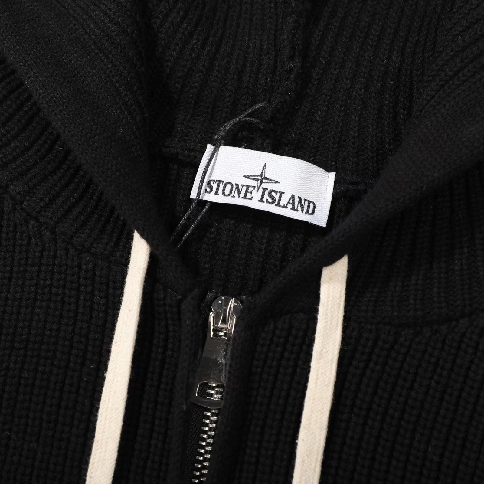 Stone Island（ストーンアイランド）クラシックバッジ付きフード付きスウェット