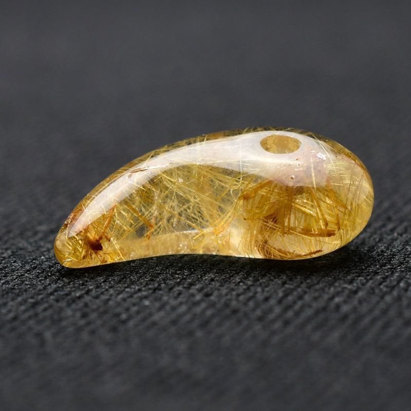 貫く光 高透明度ルチルクォーツ勾玉 人気 勾玉 ゴールド ルチル クォーツ KMr76 お守り効果 力が宿る パワーストーン 勝負運 金運 目標達成 プレゼント 守護石 京海堂 天然石の卸 京の蔵 NEXPOTALLINN_EU