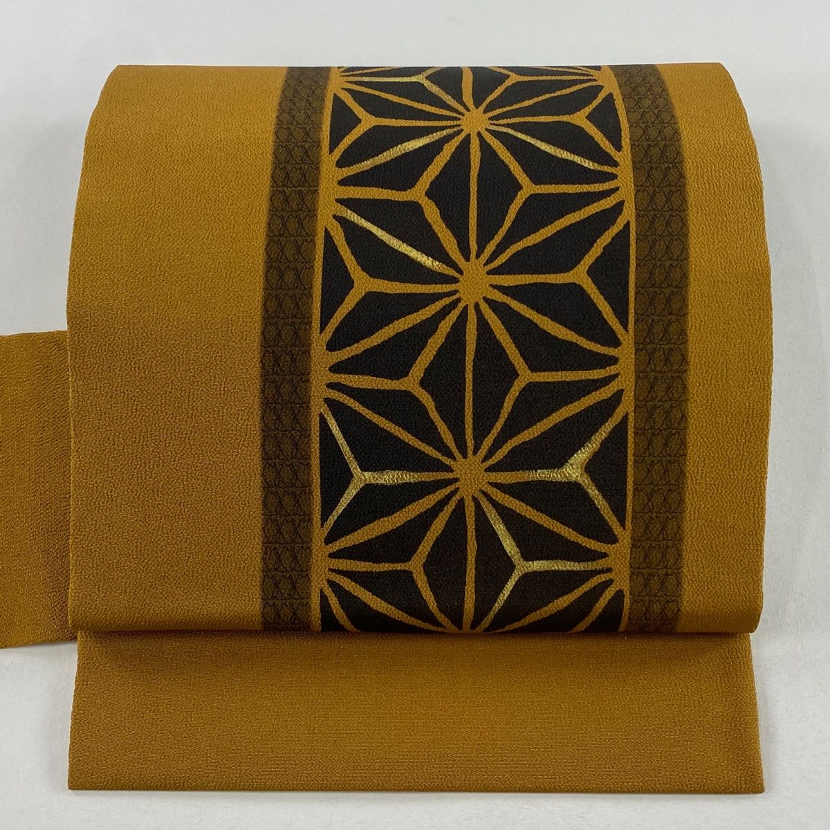 半幅帯 美品 名品 縞 幾何学 山吹茶色 正絹 中古 名古屋帯 美品 秀品 麻の葉 金彩 縮緬 山吹茶色 正絹 【中古