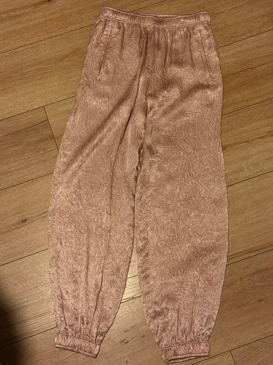 freckle seoul ピンク サテン ジョガー パンツ