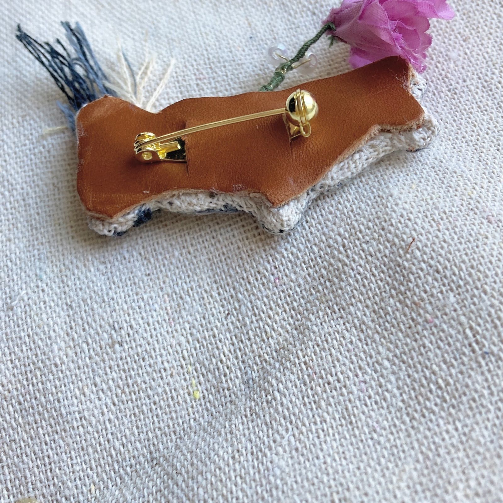 刺繍☆ふさふさ尻尾のキツネとコスモス☆ブローチ - メルカリ
