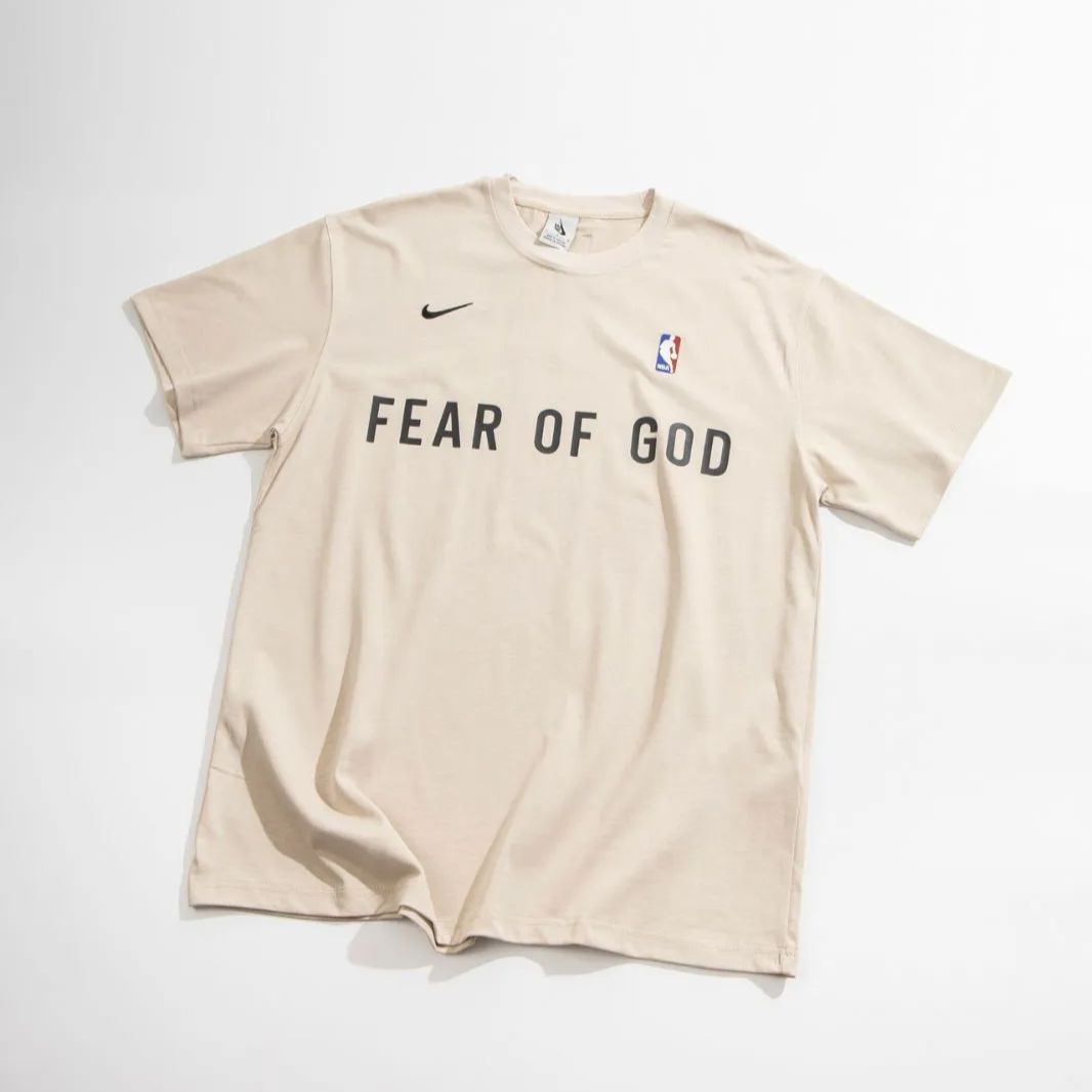 Nike x Fear of God x NBA 三者コラボ Tシャツ 男性用 レトロ文字プリント 半袖 ソフトアイボリー