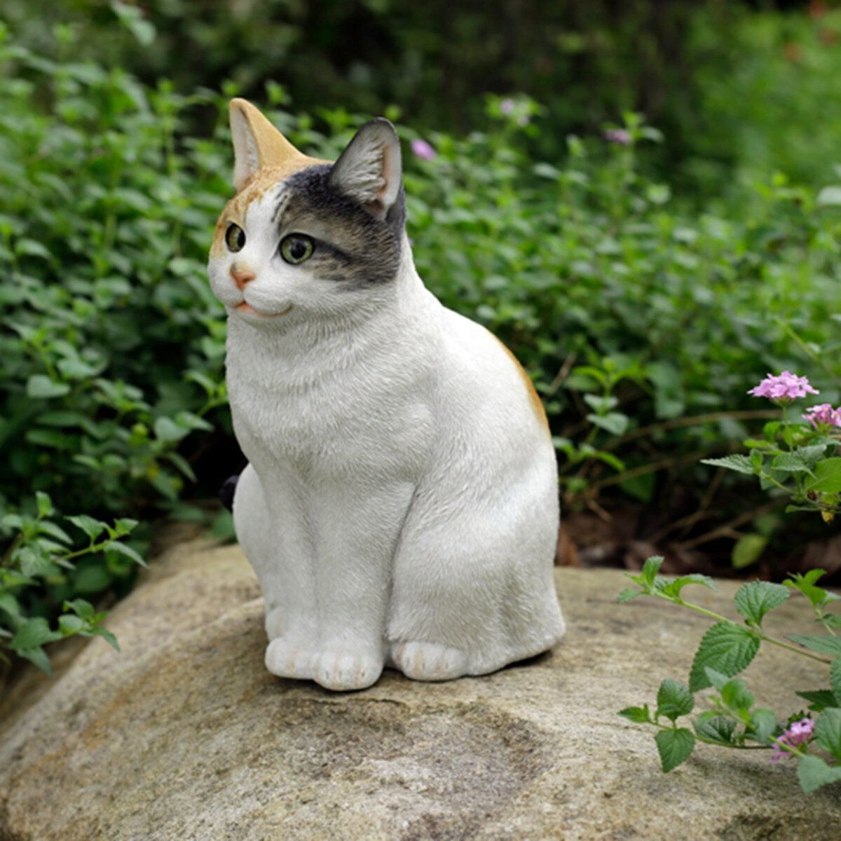 お座り三毛猫の置物