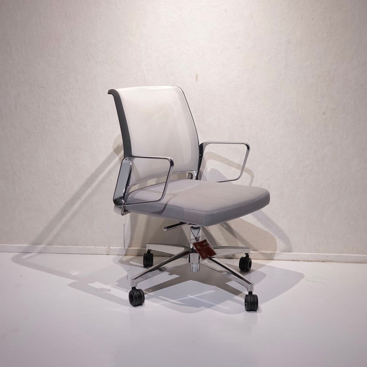 Cassina カッシーナ Interstuhl インタースツール オフィスチェア デスクチェア キャスター付き 昇降可 チェア 椅子 モダン 北欧 ミニマル