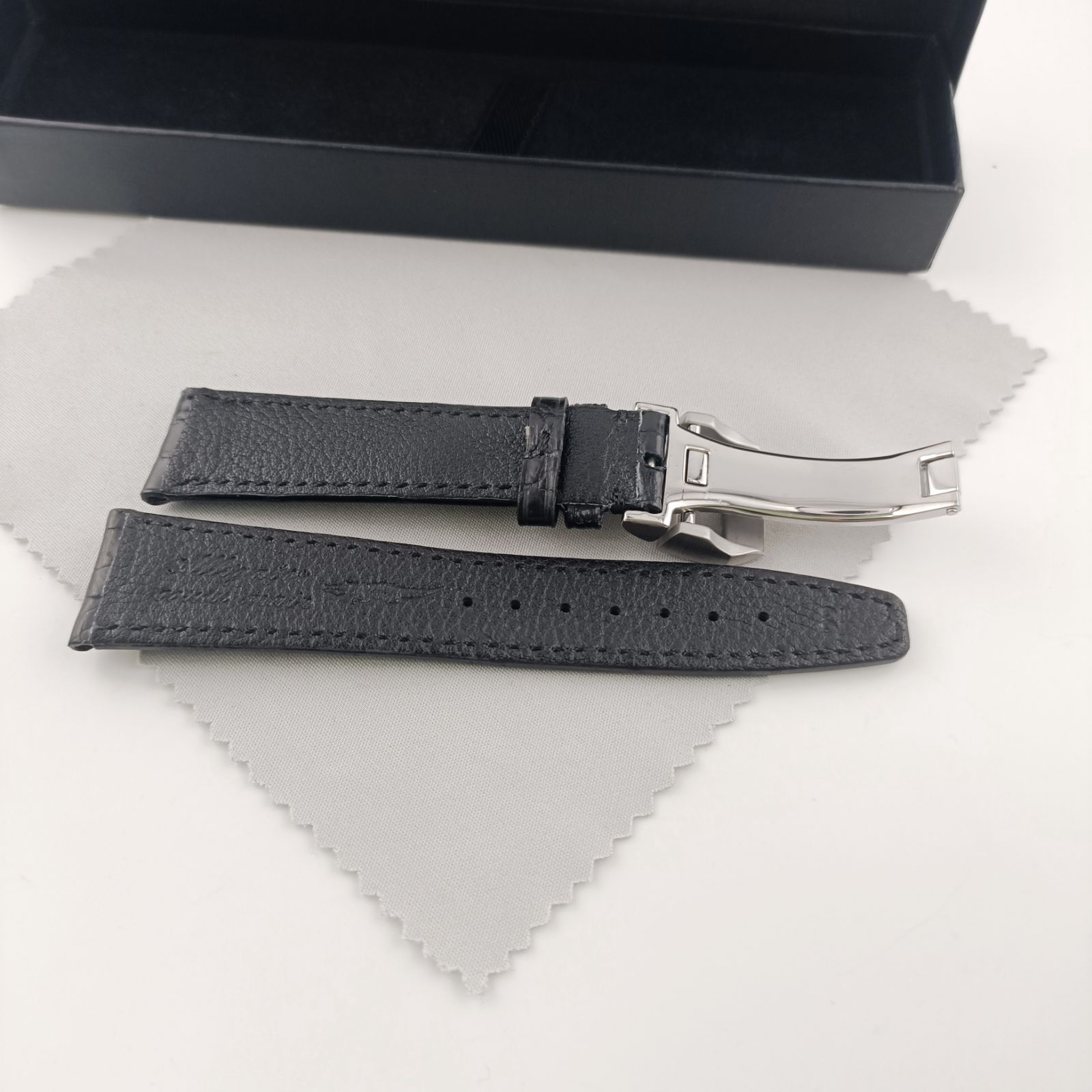 上位グレード&美品★IWC純正アリゲーターベル卜 黒 20mm-18mmブラック 上位グレード&美品☆IWC純正アリゲーターベル卜 黒 20mm-18mm