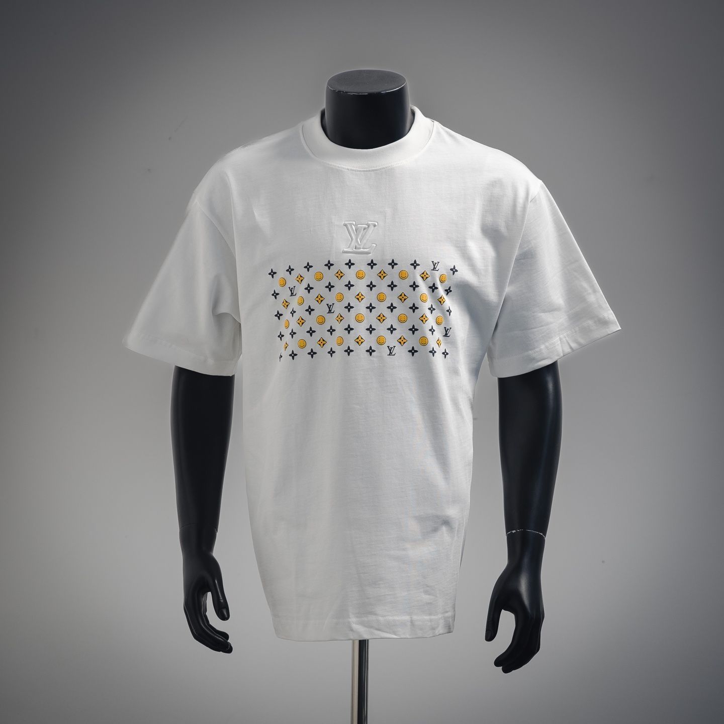 今日特価】LOUIS VUITTON LV スマイルエンボスロゴ T シャツ 今日特価】LOUIS VUITTON LV スマイルエンボスロゴ T シャツ