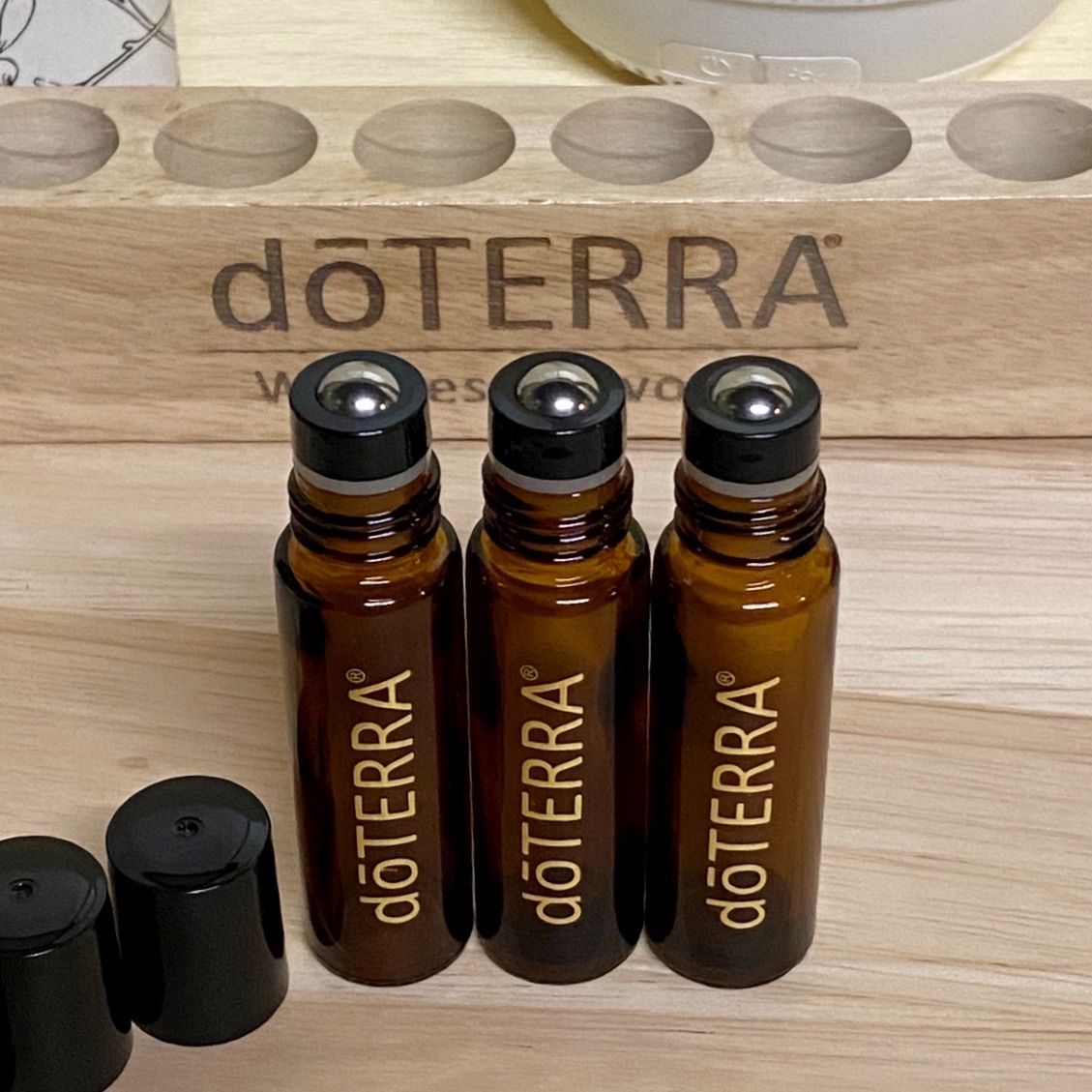 ドテラ ロゴ入り ロールオンボトル 10ml ３本セット doTERRA - メルカリ